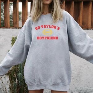 Go Taylor’s Boyfriend Sweatshirt Large football chiefs Taylor swift